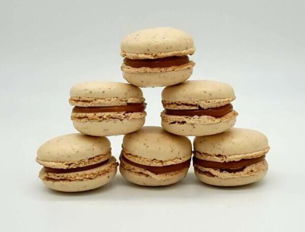 6 macarons caramel et fleur de sel- Bongato patisserie Mons en Pevele 59
