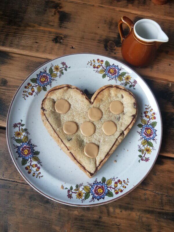 Le Cookie classique au chocolat blond - coeur – Image 2