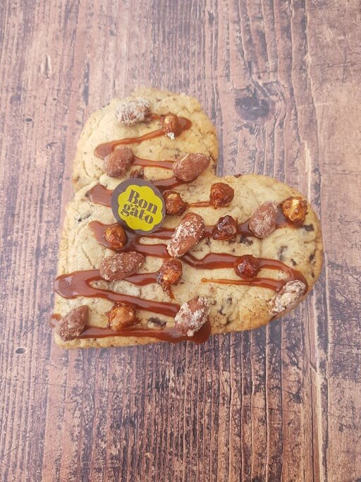 Coeur cookie classique au caramel, noisettes et amandes